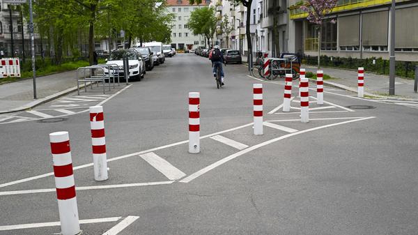 ARCHIV - 11.04.2024, Berlin: Poller zur Verkehrsberuhigung in der Eulerstraße. (zu dpa: «Senat stoppt Finanzierung der Planungen für Kiezblocks») Foto: Jens Kalaene/dpa +++ dpa-Bildfunk +++