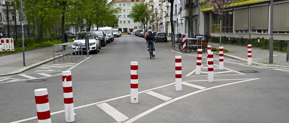 ARCHIV - 11.04.2024, Berlin: Poller zur Verkehrsberuhigung in der Eulerstraße. (zu dpa: «Senat stoppt Finanzierung der Planungen für Kiezblocks») Foto: Jens Kalaene/dpa +++ dpa-Bildfunk +++