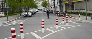 ARCHIV - 11.04.2024, Berlin: Poller zur Verkehrsberuhigung in der Eulerstraße. (zu dpa: «Senat stoppt Finanzierung der Planungen für Kiezblocks») Foto: Jens Kalaene/dpa +++ dpa-Bildfunk +++