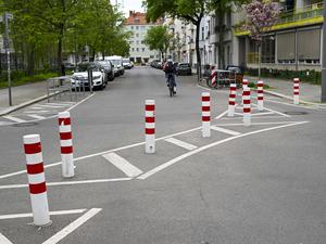 ARCHIV - 11.04.2024, Berlin: Poller zur Verkehrsberuhigung in der Eulerstraße. (zu dpa: «Senat stoppt Finanzierung der Planungen für Kiezblocks») Foto: Jens Kalaene/dpa +++ dpa-Bildfunk +++