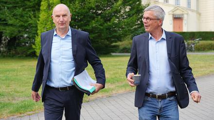 Fast zehn Jahre war Florian Engels (rechts) Regierungssprecher des brandenburgischen Ministerpräsidenten Dietmar Woidke (SPD). (Archivbild)