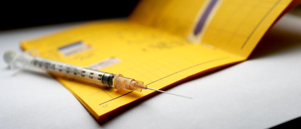 Impfung und Ausweis. Für ausreichend Immunisierte sollen Beschränkungen der Grundrechte aufgehoben werden.