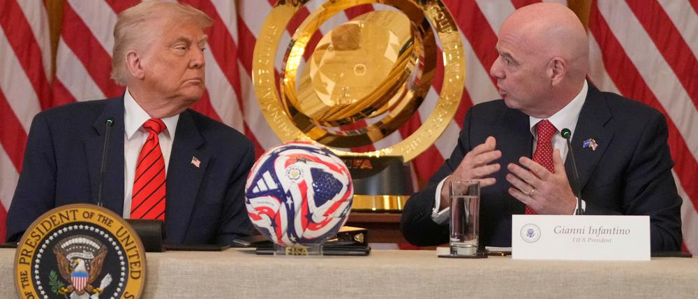 Gianni Infantino (r) verspricht eine großartige WM 2026. 