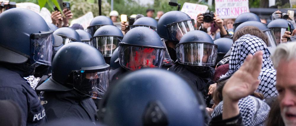 Ein Polizist hat bei einer Propalästinensischen Demonstrationen am 77. Nakba-Tag rote Farbe auf dem Visier. Zum jährlichen palästinensischen Gedenktag Nakba waren am 15. Mai sind in Berlin mehrere Demonstrationen gegen Israel angekündigt.
