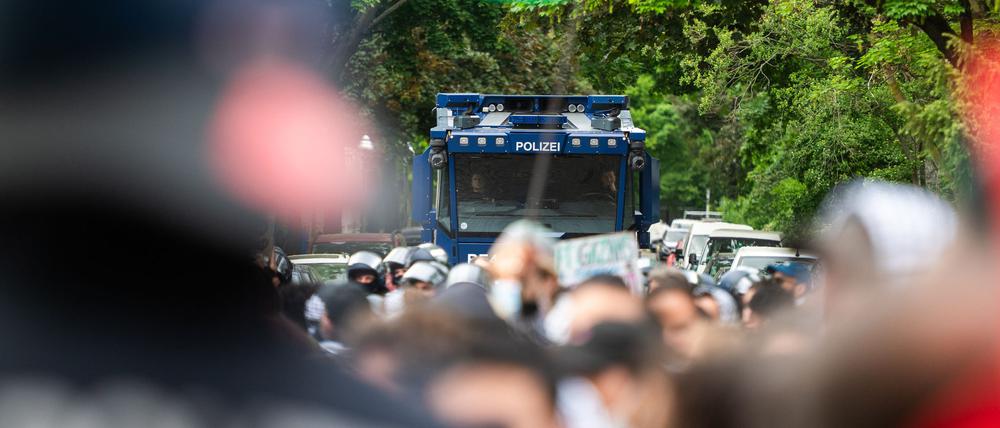 Mehr als tausend Demonstranten protestieren in Kreuzberg gegen Politik Israels.