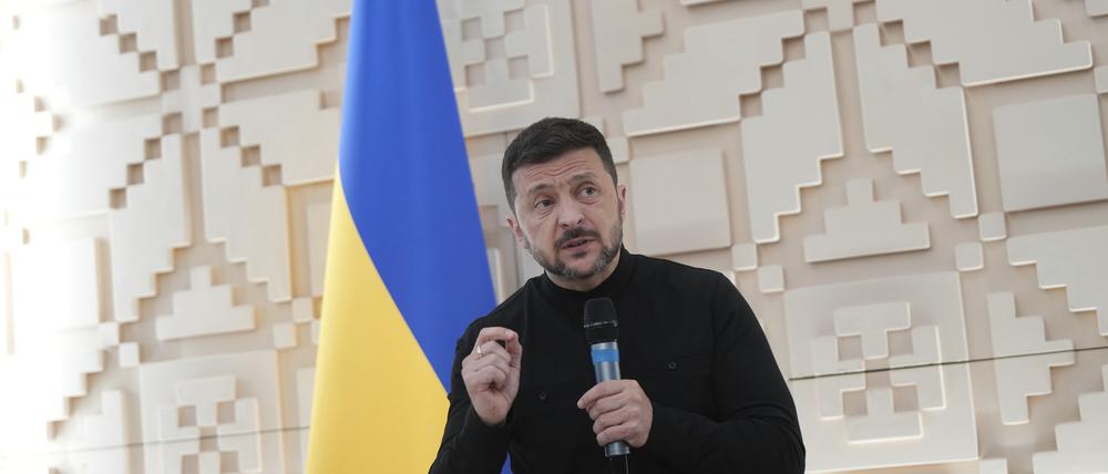 Ukraines Präsident Wolodymyr Selenskyj spricht mit Journalisten in der ukrainischen Botschaft in Ankara.