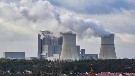 Das Energieunternehmen Leag in der Lausitz will künftig Drohnen zur Überwachung seiner Industrieanlagen einsetzen.