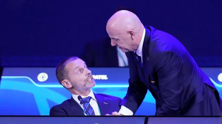 UEFA-Chef Ceferin (l.) und FIFA-Boss Infantino haben Gesprächsbedarf. 