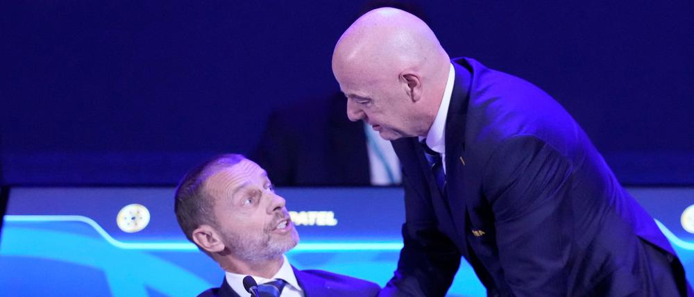 UEFA-Chef Ceferin (l.) und FIFA-Boss Infantino haben Gesprächsbedarf.