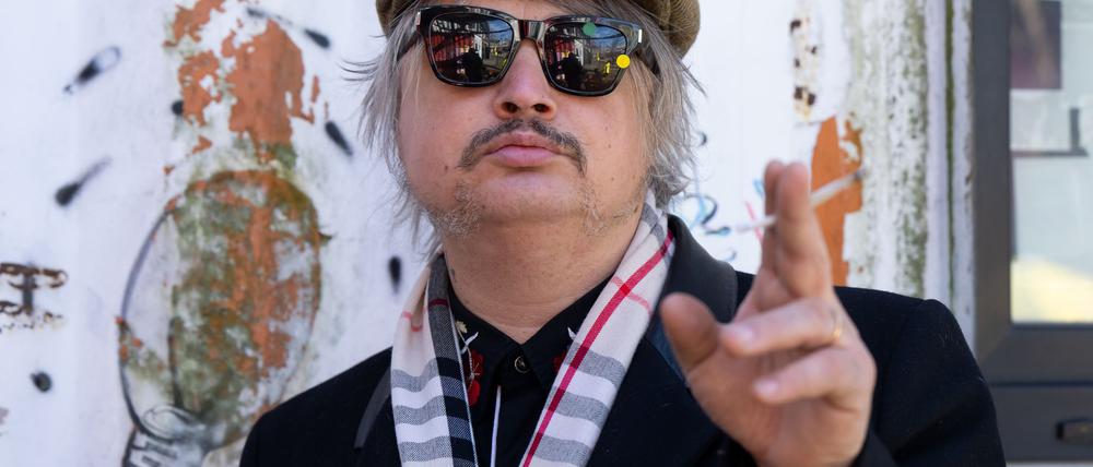 Dass Pete Doherty seine wilden Jahre mit Skandalen und Drogen-Abstürzen überlebt hat, wundert ihn selbst wohl am meisten. Und das feiert er nun.