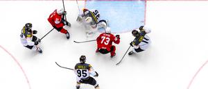 Die deutschen Eishockey-Nationalspieler sahen beim 1:5 gegen die Schweiz vor allem im zweiten Drittel meist nur zu.