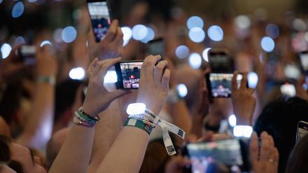 In ein Meer aus Smartphone-Bildschirmen zu schauen, findet nicht jeder Künstler gut. (Symbolbild)
