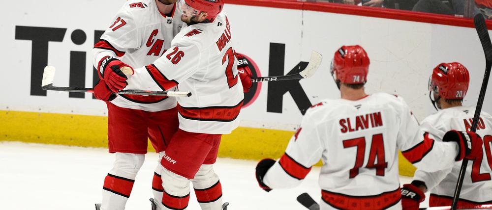 Die Carolina Hurricanes bejubeln den Einzug ins Finale der Eastern Conference.