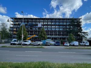 Die neue Grundschule beim Richtfest im Frühsommer 2025
