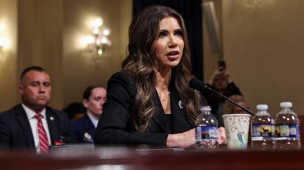 Die US-Heimatschutzministerin Kristi Noem sagt vor einer Anhörung des Repräsentantenhauses zum Haushalt des Heimatschutzministeriums in Washington aus (Archivbild vom 14. Mai).
