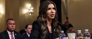 Die US-Heimatschutzministerin Kristi Noem sagt vor einer Anhörung des Repräsentantenhauses zum Haushalt des Heimatschutzministeriums in Washington aus (Archivbild vom 14. Mai).