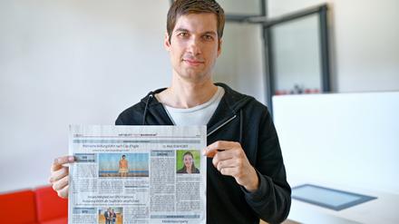 Stadtrat Julien Ferrat zeigt das aktuelle Amtsblatt mit seinem Artikel.