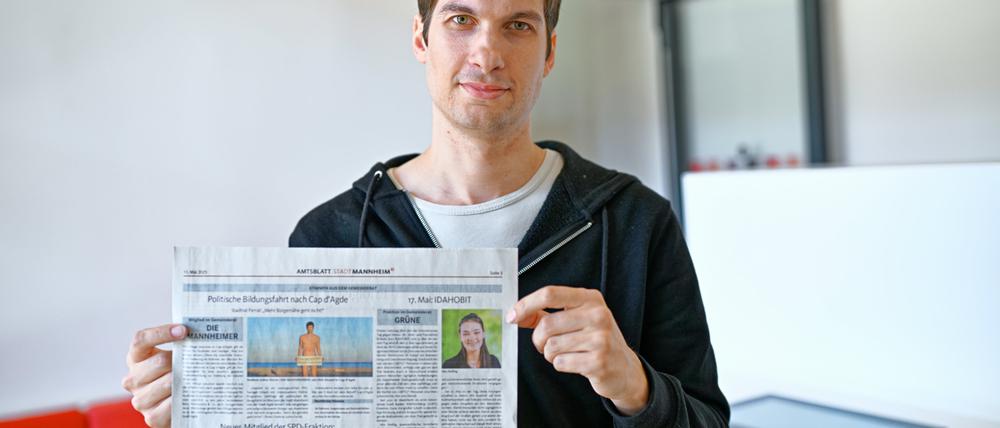 Julien Ferrat, Stadtrat der Mannheimer Wählervereinigung hält das aktuelle Amtsblatt mit seinem Artikel in den Händen.