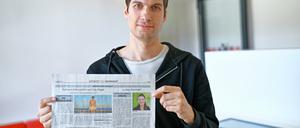 Stadtrat Julien Ferrat zeigt das aktuelle Amtsblatt mit seinem Artikel.