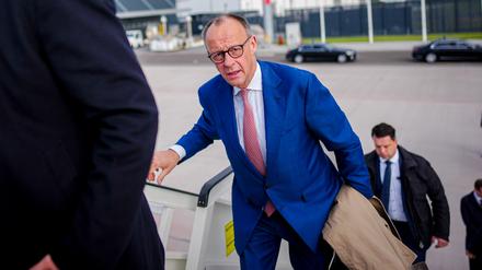 16.05.2025, Brandenburg, Schönefeld: Bundeskanzler Friedrich Merz (M,CDU) geht die Gangway zum Airbus A321 der Luftwaffe auf dem militärischen Teil des Flughafens BER für den Flug nach Tirana zum Gipfeltreffen der Europäischen Politischen Gemeinschaft hinauf.