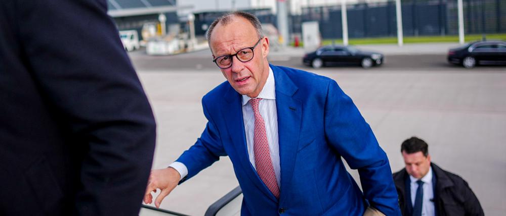 16.05.2025, Brandenburg, Schönefeld: Bundeskanzler Friedrich Merz (M,CDU) geht die Gangway zum Airbus A321 der Luftwaffe auf dem militärischen Teil des Flughafens BER für den Flug nach Tirana zum Gipfeltreffen der Europäischen Politischen Gemeinschaft hinauf.