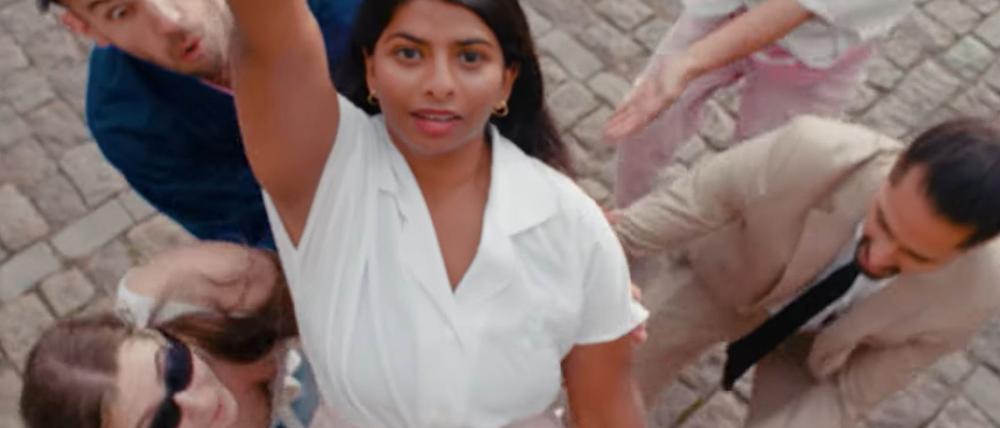Manisha Biswas (M) und weiter Akteure beim Tanzen in einem Video. (Handout)