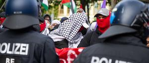 Bei einer propalästinensischen Demonstration stehen sich Polizisten und Demonstranten gegenüber.