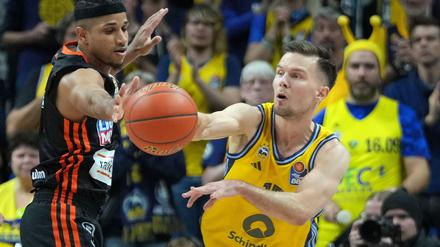 Alba-Kapitän Martin Hermannsson im Duell mit Ulms Alfonso Plummer