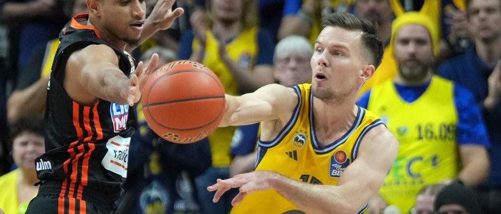 Alba-Kapitän Martin Hermannsson im Duell mit Ulms Alfonso Plummer