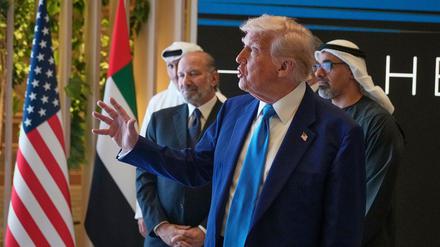 US-Präsident Trump will wegen der Geburt eines Enkels schnell heimkehren von seiner Nahost-Reise - und keinen Abstecher zu den Ukraine-Gesprächen in der Türkei machen.