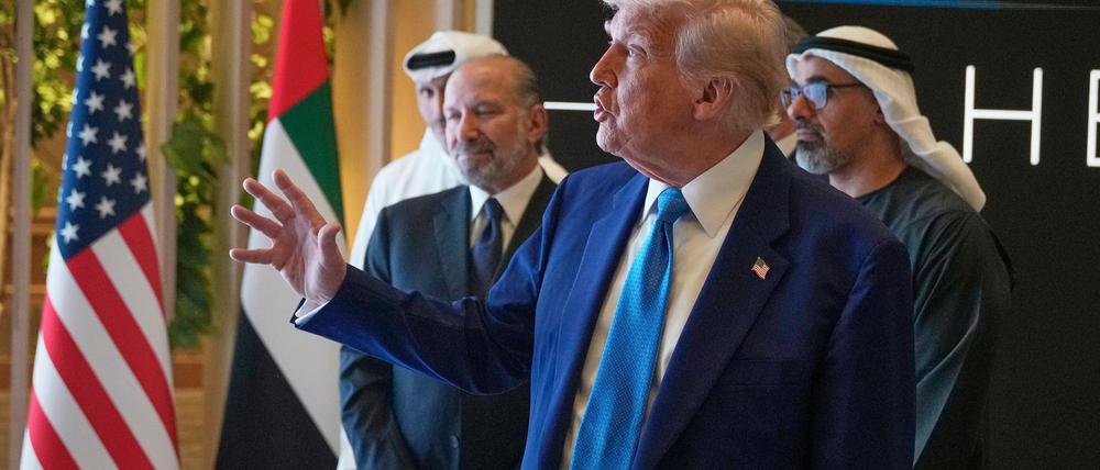 US-Präsident Trump will wegen der Geburt eines Enkels schnell heimkehren von seiner Nahost-Reise - und keinen Abstecher zu den Ukraine-Gesprächen in der Türkei machen.