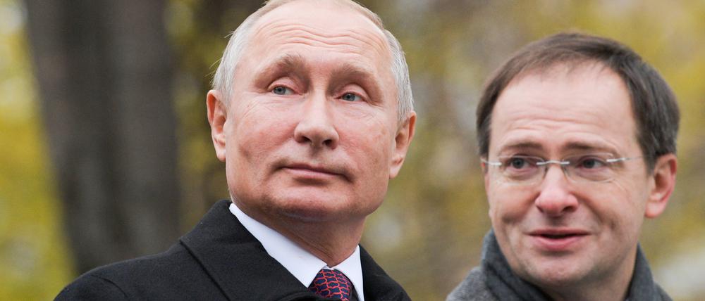 Russlands Präsident Wladimir Putin mit dem russischen Delegationsleiter in Istanbul, Wladimir Medinski (r.)