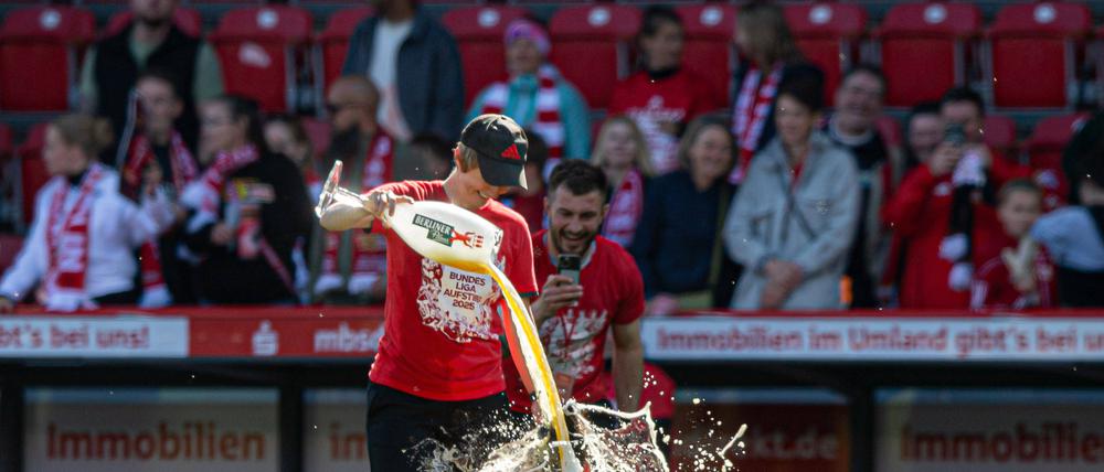 Trainerin Ailien Poese verteilte nach dem gelungenen Aufstieg eine Bierdusche.