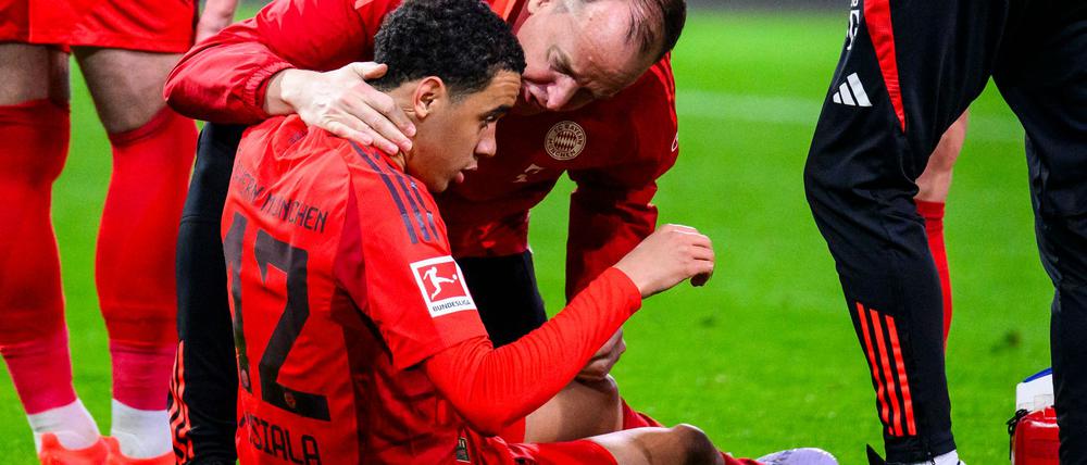 Jamal Musiala bei seiner Verletzung in Augsburg.