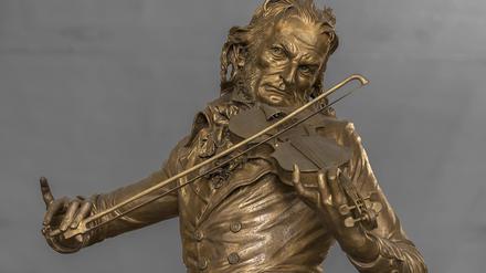 Bronzestatue des Geigers Niccolò Paganini im Teatro Carlo Felice in Genua