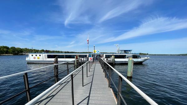 Das BVG-Schiff „MS Wannsee“, das jede Stunde nach Kladow übersetzt.