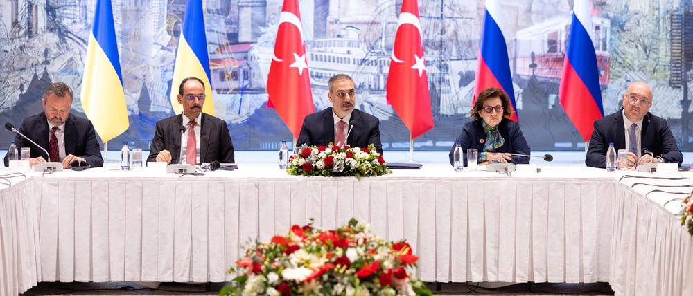 Der türkische Außenminister Hakan Fidan (Mitte) wünschte den Verhandlern von Russland und der Ukraine „viel Erfolg“.