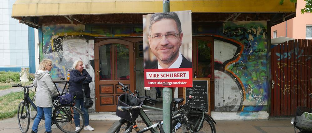 Plakat von OB Mike Schubert zum Bürgerentscheid am Johannes-Kepler-Platz in Potsdam. Foto: Katharina Henke