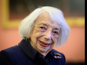 Margot Friedländer, Holocaust-Überlebende und Ehrenbürgerin von Berlin, sitzt vor der Verleihung der Würde einer Ehrenbürgerin von Berlin durch den Regierenden Bürgermeister an die Verlegerin Friede Springer im Festsaal des Roten Rathauses. 