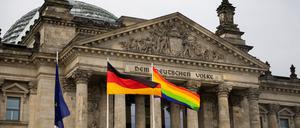 Am Internationalen Tag gegen Homo-, Bi-, Inter- und Transphobie am 17. Mai wird die Regenbogenflagge wieder auf dem Reichstagsgebäude zu sehen sein. (Archivbild)