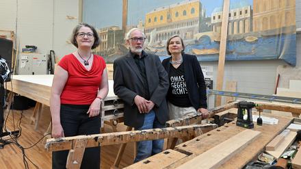 Auf der Spielzeit-Pressekonferenz 2025/26 (von links nach rechts): Chefdramaturgin Bettina Jantzen, Geschäftsführer Marcel Klett und Intendantin Bettina Jahnke in der Tischlerei.