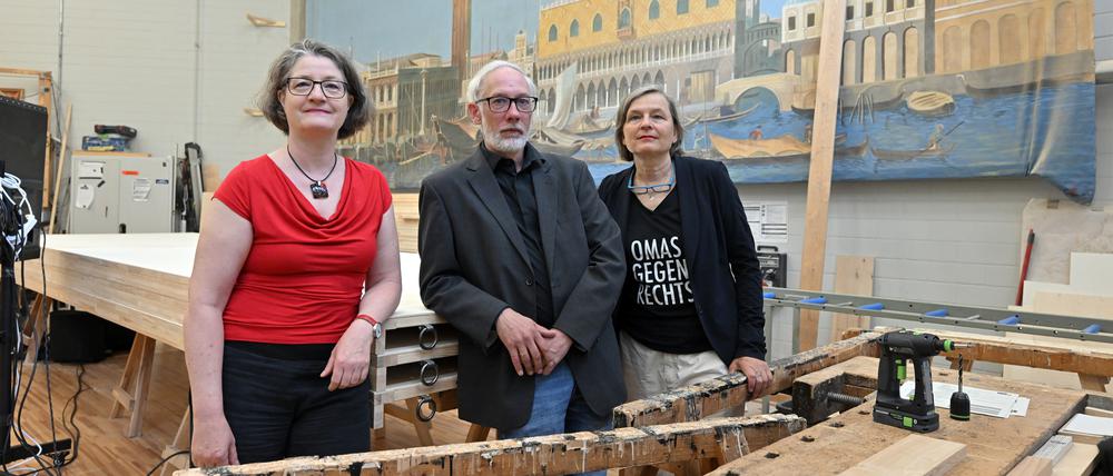 Auf der Spielzeit-Pressekonferenz 2025/26 (von links nach rechts): Chefdramaturgin Bettina Jantzen, Geschäftsführer Marcel Klett und Intendantin Bettina Jahnke in der Tischlerei.