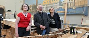 Auf der Spielzeit-Pressekonferenz 2025/26 (von links nach rechts): Chefdramaturgin Bettina Jantzen, Geschäftsführer Marcel Klett und Intendantin Bettina Jahnke in der Tischlerei.