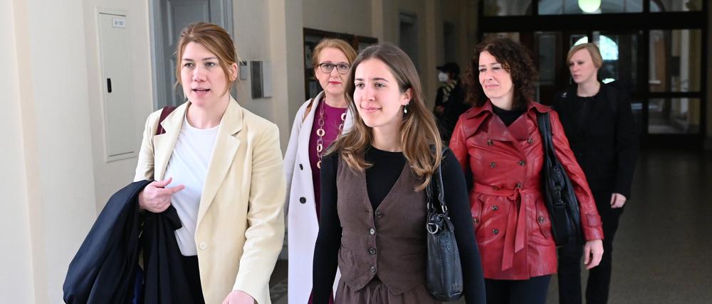 16.05.2025, Hamburg: Klara Schedlich (Grüne, vorn, r), Abgeordnete im Abgeordnetenhaus Berlin, betritt gemeinsam mit ihrer Anwältin Rebecca Richter (l), Bettina Jarasch (Mitte, r), Fraktionsvorsitzende der Grünen im Berliner Abgeordnetenhaus, Lisa Paus (Mitte, l), frühere Bundesfamilienministerin und Nina Stahr (hinten, r), Landesvorsitzende der Berliner Bündnisgrünen, das Landgericht. In der Pressekammer wird über den Unterlassungsantrag von St. Gelbhaar gegen seine Parteikollegin Klara Schedlich verhandelt. Foto: David Hammersen/dpa +++ dpa-Bildfunk +++