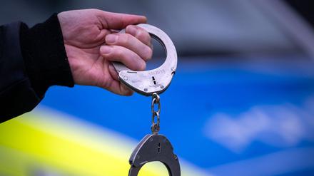 Ein 30 Jahre alter Tatverdächtiger soll die Polizei bei der Festnahme angegriffen haben. (Symbolbild)