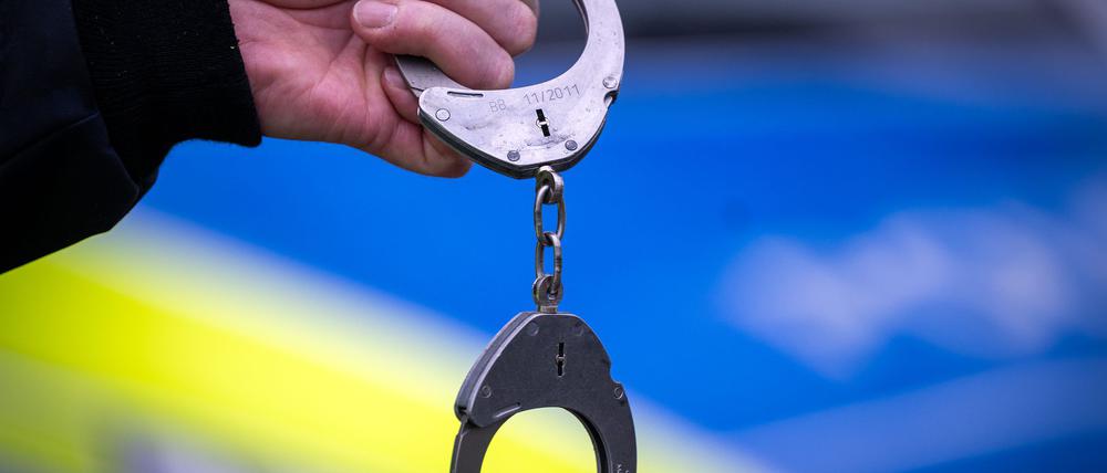Ein 30 Jahre alter Tatverdächtiger soll die Polizei bei der Festnahme angegriffen haben. (Symbolbild)