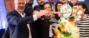 Die Regenbogentorte serviert die Initiative Maneo jedes Jahr im Mai. Kai Wegner (CDU, links) hat sie dieses Mal angeschnitten.
