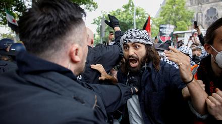 Aggression gegen Polizisten auf der Demonstration zum Nakba-Gedenktag in Berlin-Kreuzberg.