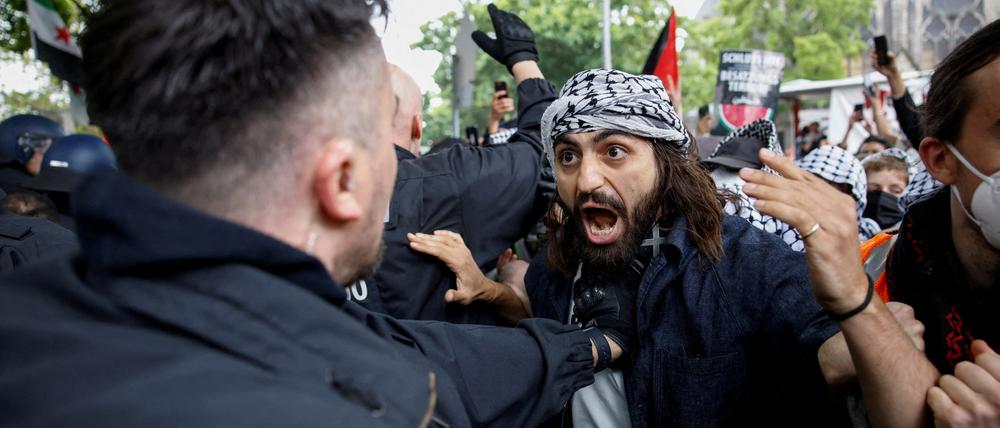 Aggression gegen Polizisten auf der Demonstration zum Nakba-Gedenktag in Berlin-Kreuzberg.