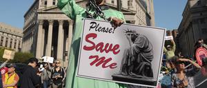 Am ersten Mai kam es in New York zu Protesten gegen die Maßnahmen der Trump-Regierung. 
